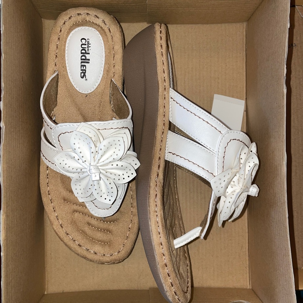 NWT Cobbi Cuddler Wedge Sandal